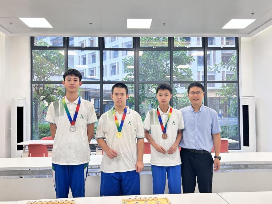 高中组前三名颁奖