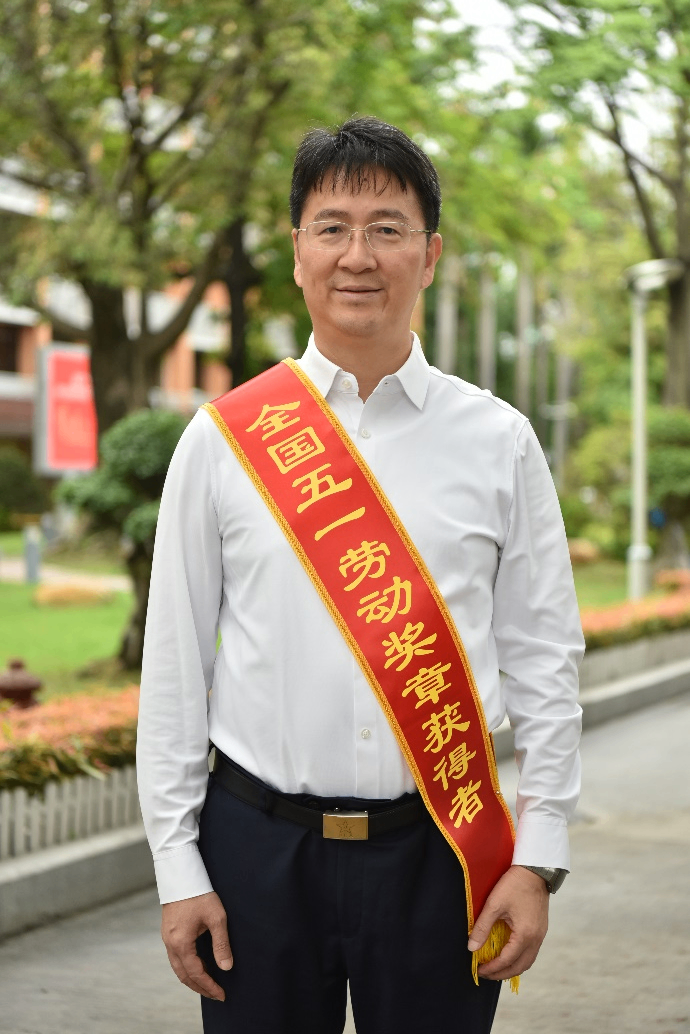 我校党委书记姚训琪获授全国五一劳动奖章