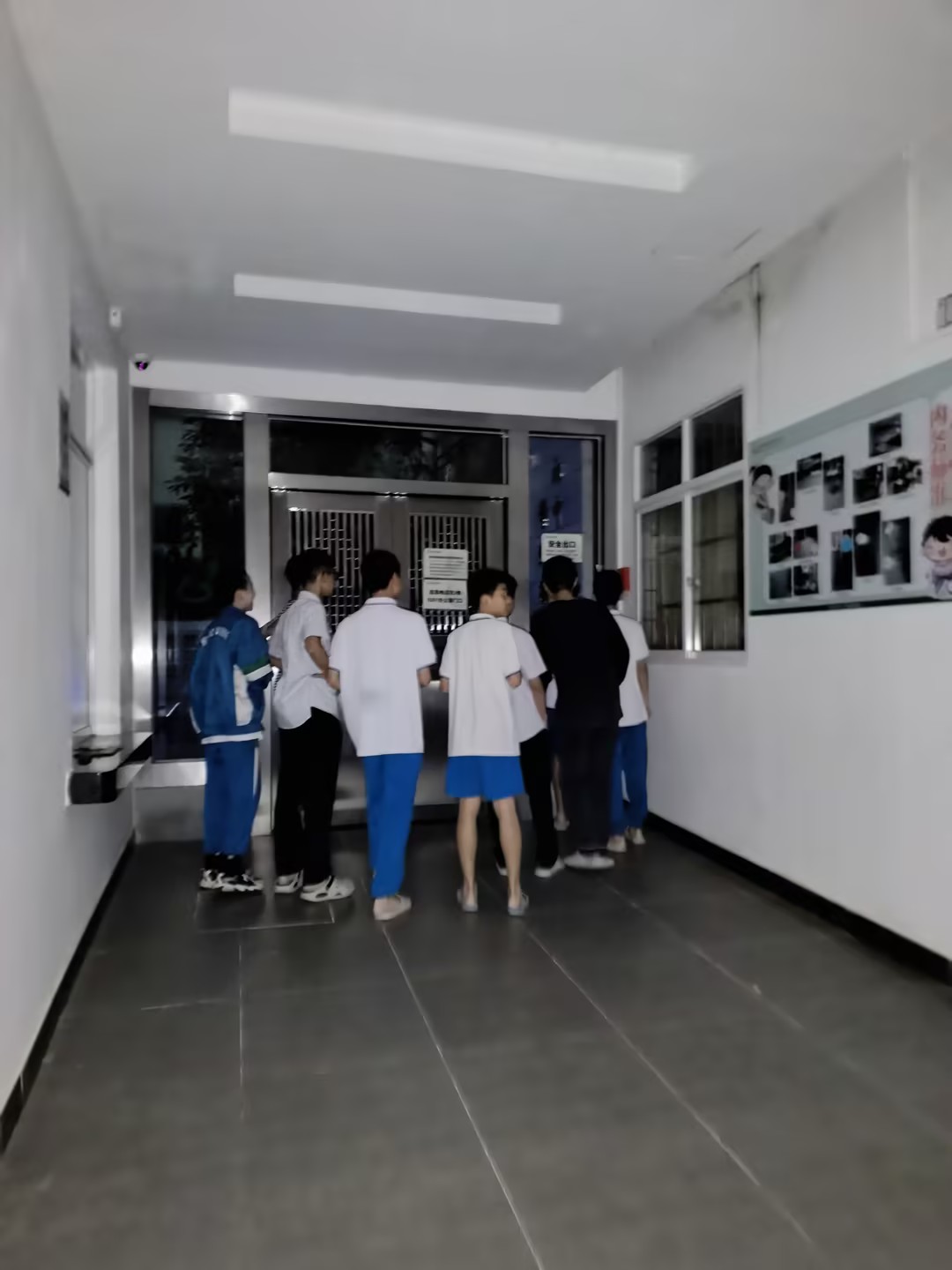 12 晚上宿舍消防演练1