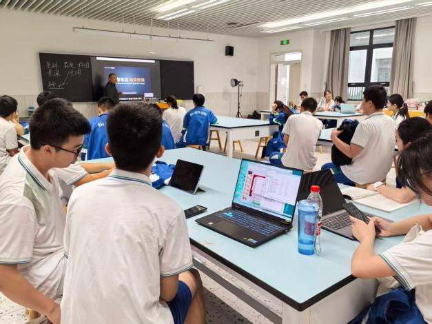华南师大附中精品选修课系列——“帧”藏创意，智绘光影    ——华南师大附中（知识城校区）AIGC影视教育选修课