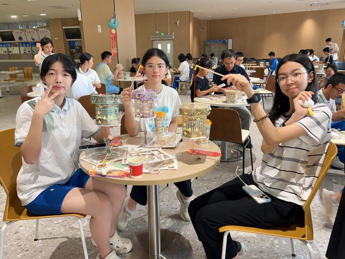 图13 同学们认真拼接灯笼