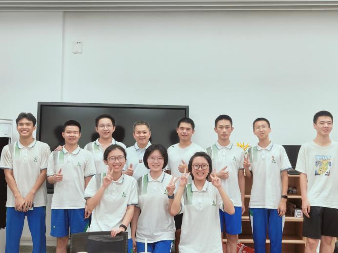 图20 林春鸿副校长与同学们的合影
