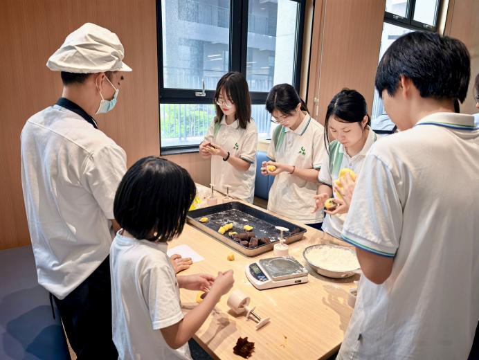 图7 同学们在制作月饼