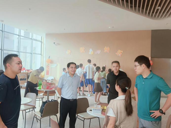 图11 李卫东书记一行了解活动开展情况