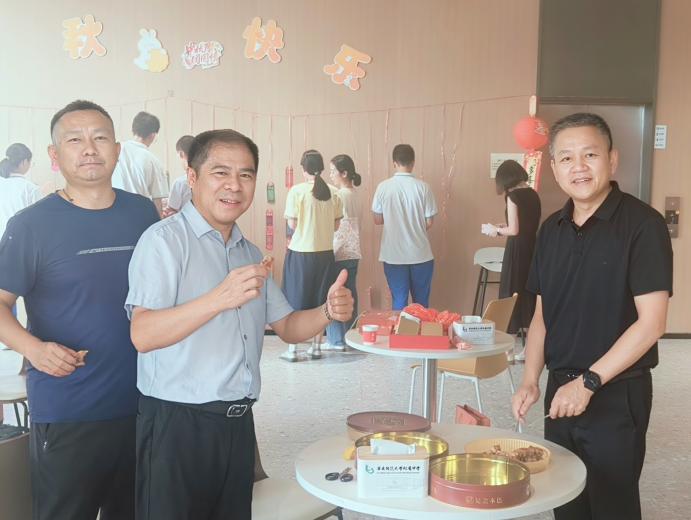 图4 李卫东书记、林春鸿副校长、程涛主任与师生一同品尝月饼