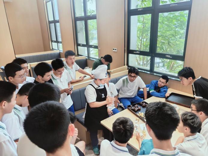 图4 同学们在学习月饼制作过程