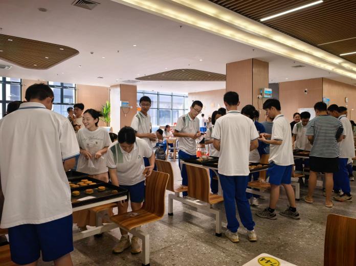 图17 师生打包刚出炉的月饼