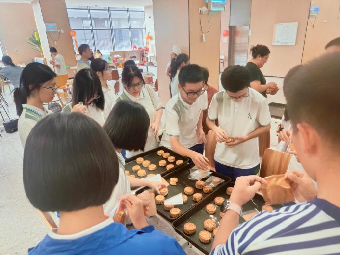 图16 同学们打包刚出炉的月饼