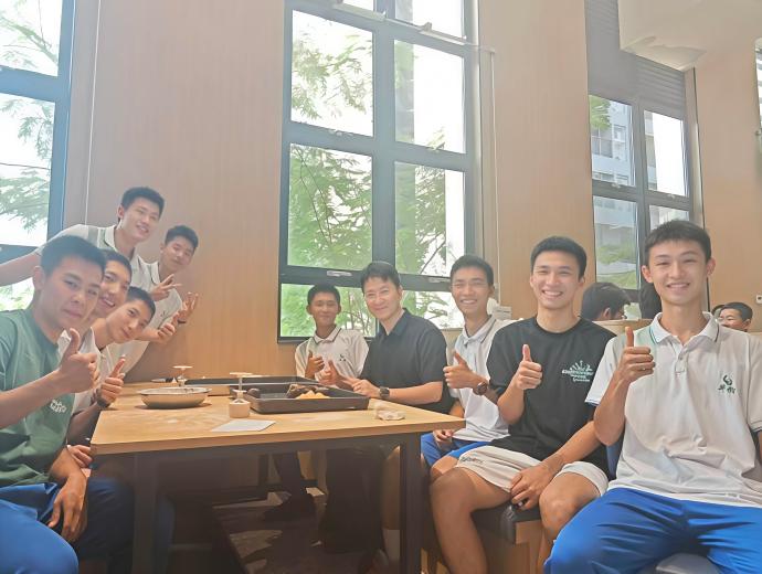 图5 姚书记与同学们在活动中合影