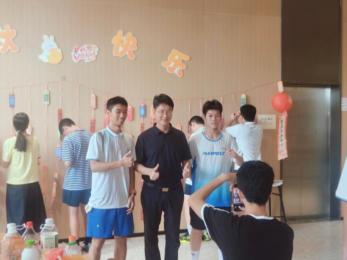 图6 姚书记与同学们在活动中合影