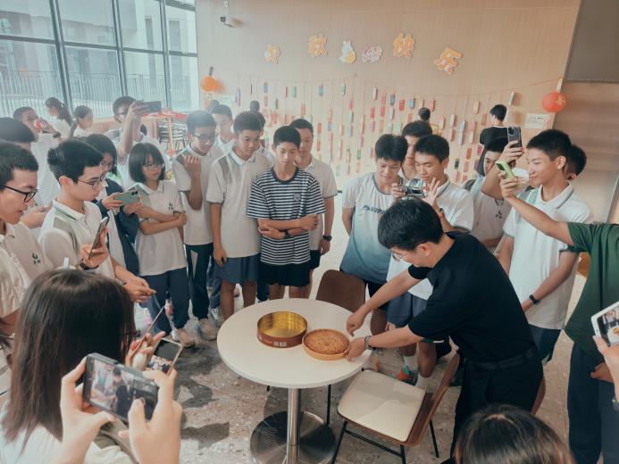 图3 姚书记在活动中分切月饼