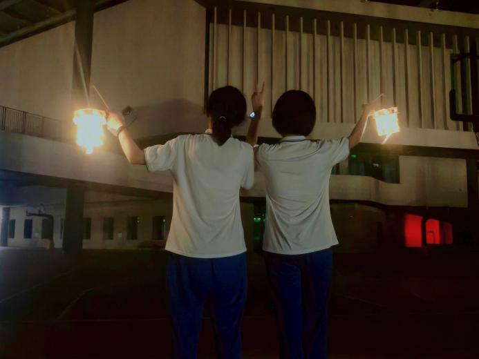 图23 同学们赏月的打卡照片