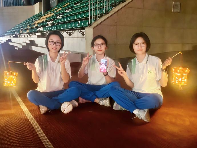 图22 同学们赏月的打卡照片