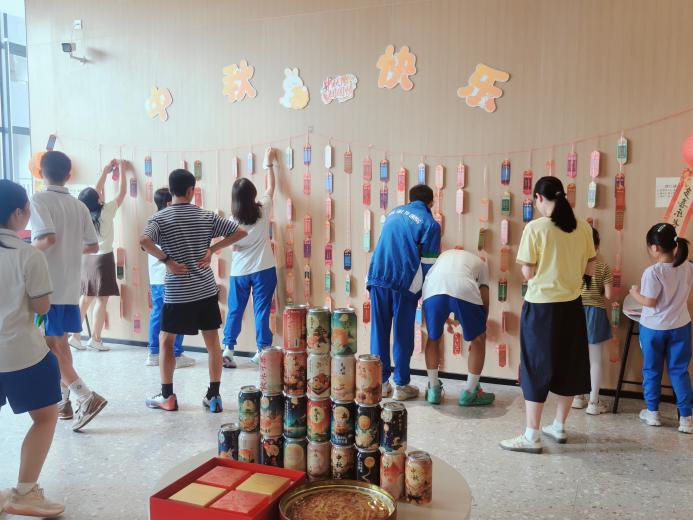 图9 师生踊跃参加猜灯谜