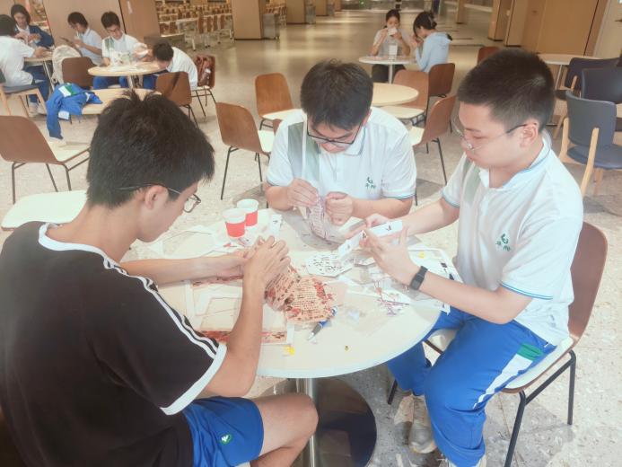 图12 同学们认真拼接灯笼