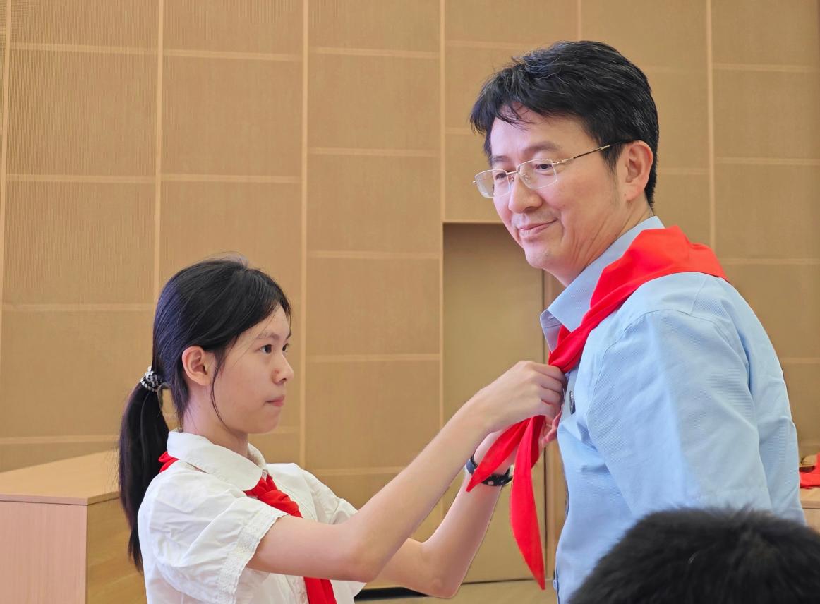 高举队旗跟党走，少年接力新长征| 2026年华南师范大学附属中学知识城区初一年级建队仪式
